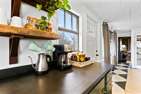 Delightful Downtown Bungalow — photo 8