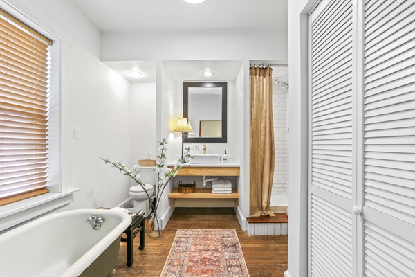 Delightful Downtown Bungalow — photo 5